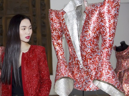 Chiêm ngưỡng thời trang Grace Kelly từ nhôm tái chế - 7 Người đẹp Tống Diệu Hằng đến dự triển lãm theo lời mời của Nikos Floros