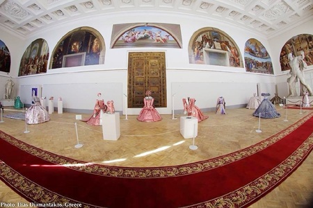 Người đẹp Tống Diệu Hằng đến dự triển lãm theo lời mời của Nikos Floros