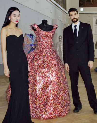 Người đẹp Tống Diệu Hằng đến dự triển lãm theo lời mời của Nikos Floros