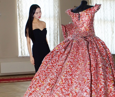 Người đẹp Tống Diệu Hằng đến dự triển lãm theo lời mời của Nikos Floros