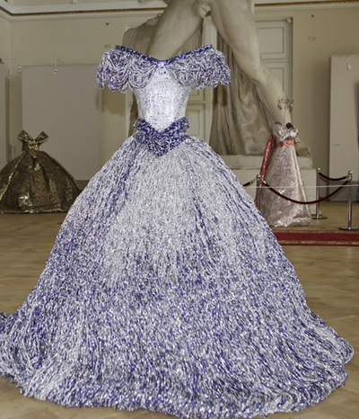 Người đẹp Tống Diệu Hằng đến dự triển lãm theo lời mời của Nikos Floros