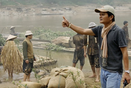 NSND Thanh Vân kể chuyện làm phim “triệu đô” về Điện Biên Phủ - 5 Đạo diễn Thanh Vân (bìa phải) chỉ đạo một cảnh quay