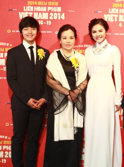 Bà Ngô Phương Lan chụp ảnh kỷ niệm cùng 2 đại sứ của LHP là Vân Trang và Yeo Jin-goo