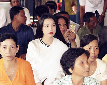 Trà Ngọc Hằng xinh đẹp trong trang phục Khơ me làm từ thiện - 1 Trà Ngọc Hằng và mẹ làm từ thiện nhân ngày Tết của người Khơ Me ở Cà Mau