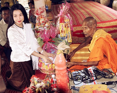 Trà Ngọc Hằng xinh đẹp trong trang phục Khơ me làm từ thiện - 3 Hào Hoa