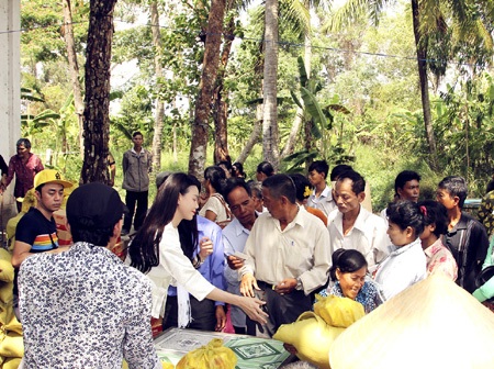 Trà Ngọc Hằng xinh đẹp trong trang phục Khơ me làm từ thiện - 5 Hào Hoa