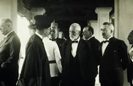 Bác sĩ Yersin tại buổi lễ khánh thành Lycée Yersin nay là Trường cao đẳng Sư phạm Đà Lạt