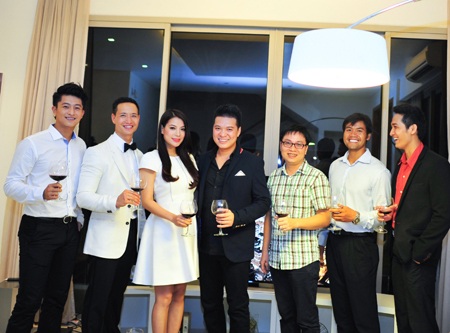 Kim Lý và các thành viên trong đoàn làm phim Hương Ga