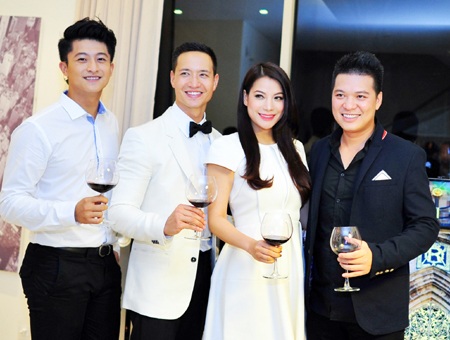 Kim Lý và các thành viên trong đoàn làm phim Hương Ga