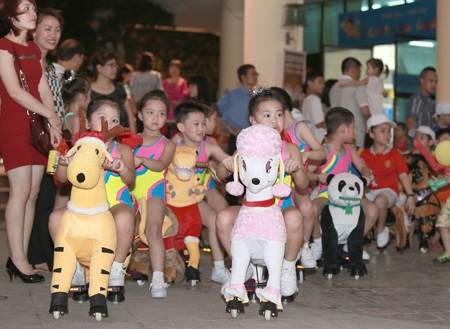 Nghệ sĩ Hồng Kỳ “đại náo” lễ khai mạc Aerobic thiếu nhi - 1 Các bé hào hứng với chương trình