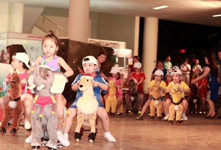Nghệ sĩ Hồng Kỳ “đại náo” lễ khai mạc Aerobic thiếu nhi - 2 Các bé hào hứng với chương trình
