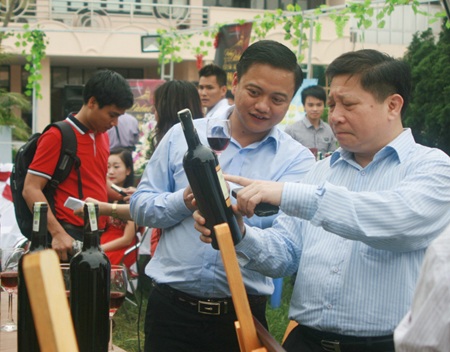 Kỷ lục đấu giá: 35 triệu đồng hai chai Vang Đà Lạt in ảnh Hạ Long xưa - 4 Ông Hà Quang Long bày tỏ sự thích thú khi thấy hình ảnh Hạ Long trên nhãn rượu