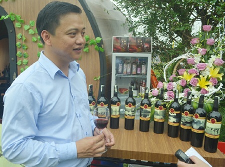 Kỷ lục đấu giá: 35 triệu đồng hai chai Vang Đà Lạt in ảnh Hạ Long xưa - 5 Ông Phạm Hoàng Long- Tổng Giám đốc Cty Thực phẩm Lâm Đồng- Vang Đà Lạt