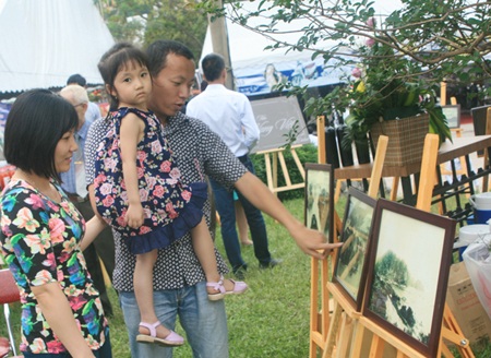 Kỷ lục đấu giá: 35 triệu đồng hai chai Vang Đà Lạt in ảnh Hạ Long xưa - 6 Du khách đến dự triển lãm