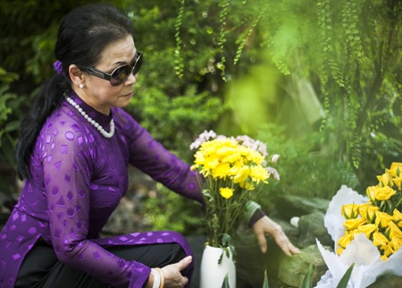 “Tri kỷ” Khánh Ly tặng hoa hồng vàng trên mộ Trịnh Công Sơn - 4 H.H