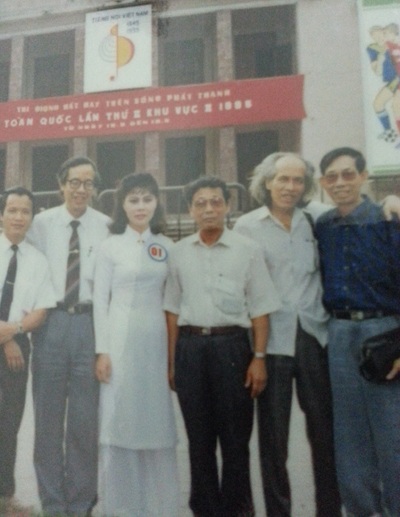 Ảnh kỷ niệm cuộc thi hát ở tỉnh Nam Định. Nhạc sỹ Thuận Yến là người đứng ngoài cùng bên phải