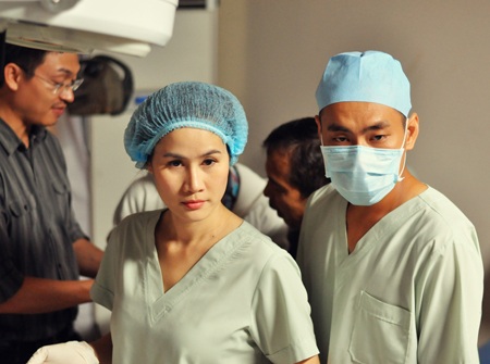 Cảnh phòng mổ đã phải nhờ đến sự tư vấn của 2 bác sỹ, 1 y tá đến từ bệnh viện nổi tiếng