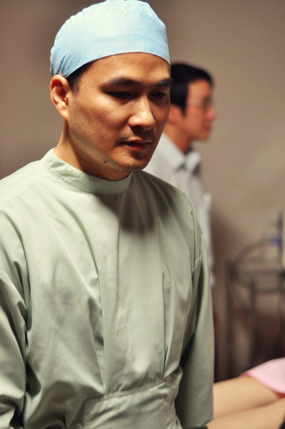 Cảnh phòng mổ đã phải nhờ đến sự tư vấn của 2 bác sỹ, 1 y tá đến từ bệnh viện nổi tiếng