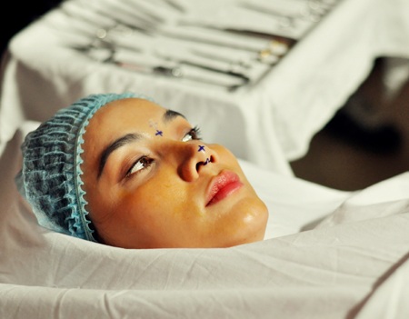 Diễn viên Trang Nhung và 10 tiếng nằm trên bàn mổ