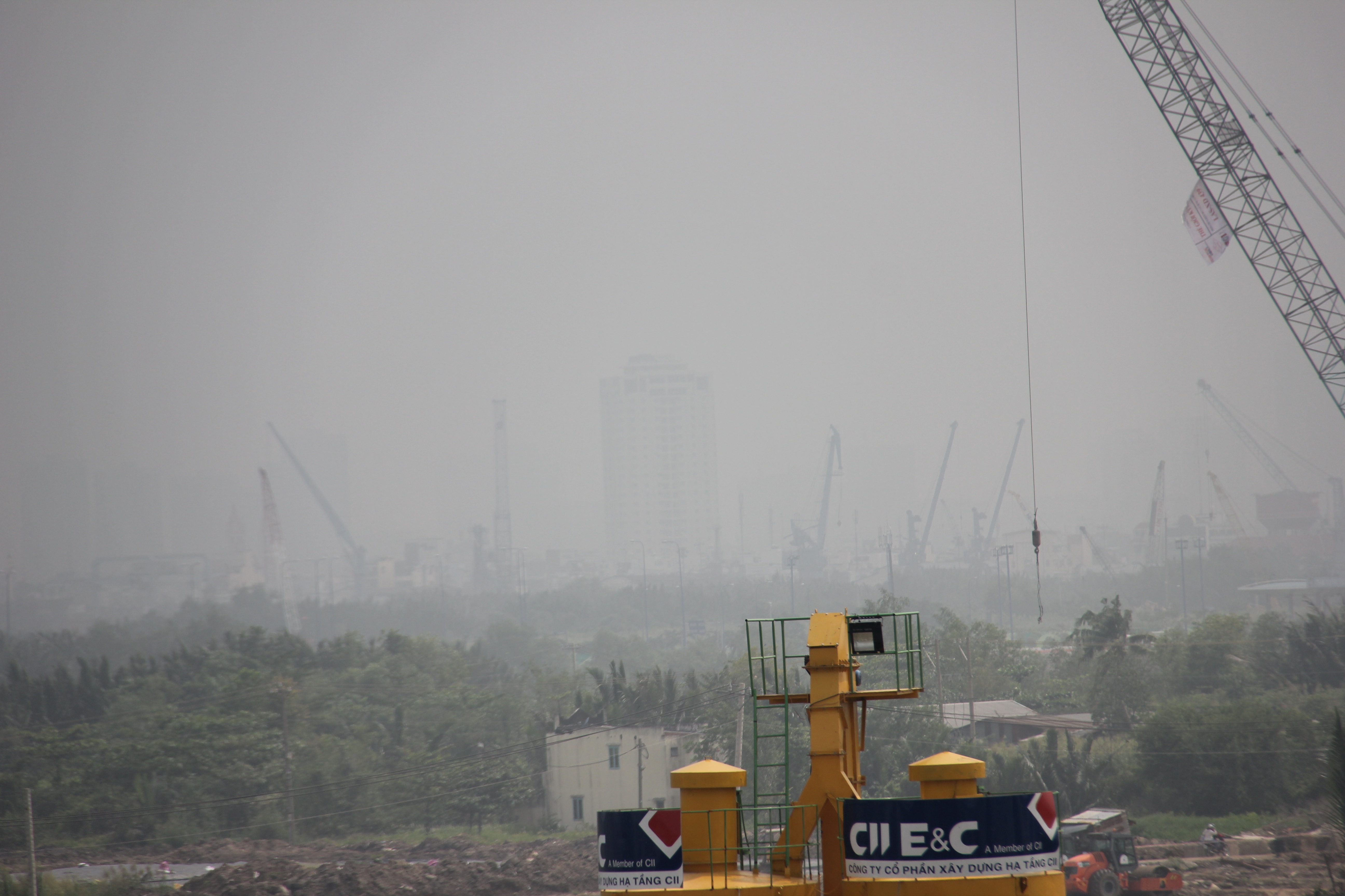 Màn mù khô trắng đục phủ khắp Sài Gòn, nghi từ Indonesia "tràn" sang - 6