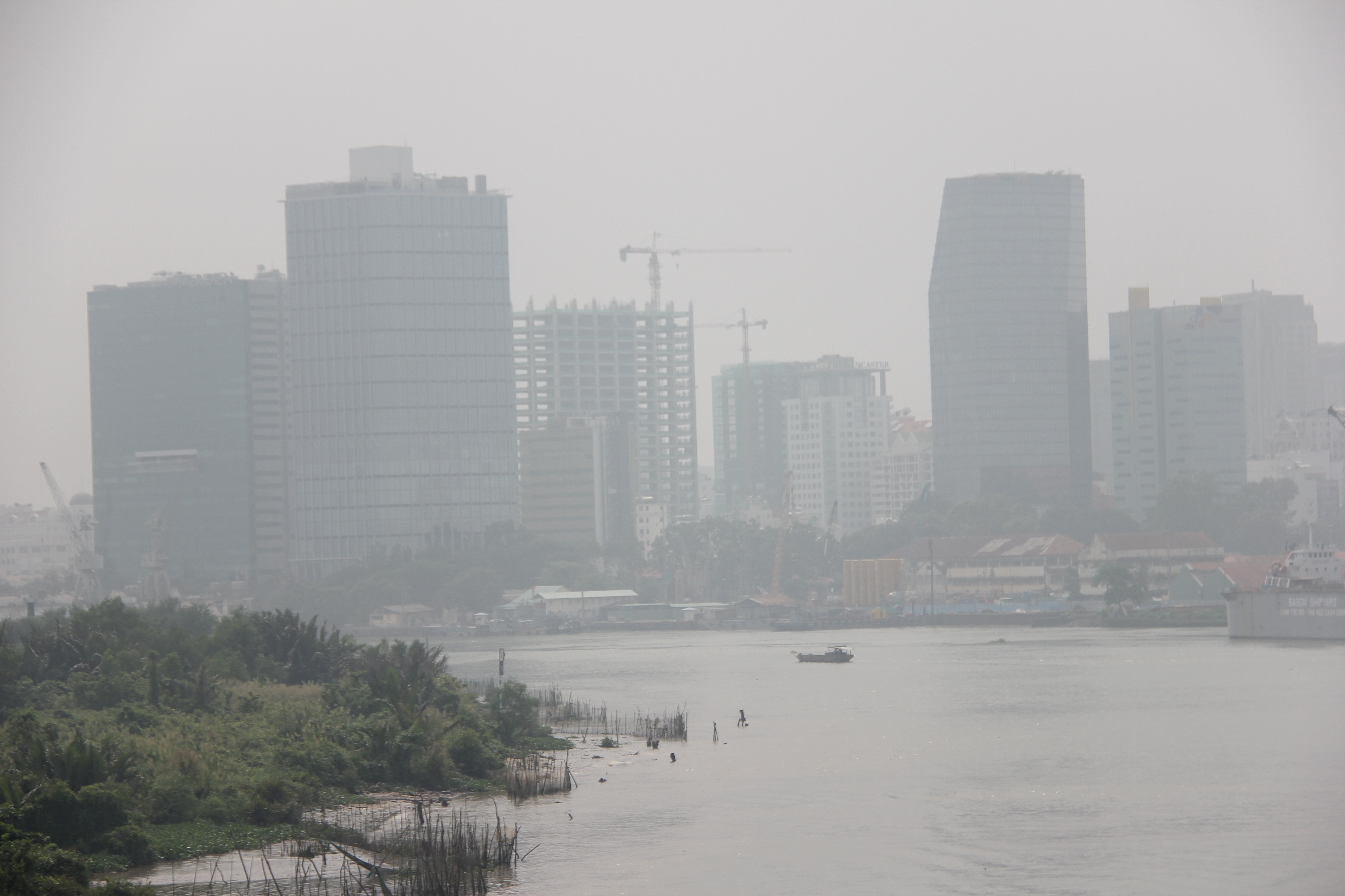 
Hình ảnh màn mù khô bao trùm trên sông Sài Gòn giữa trưa 6/10, trong tiết trời nắng chói chang.
