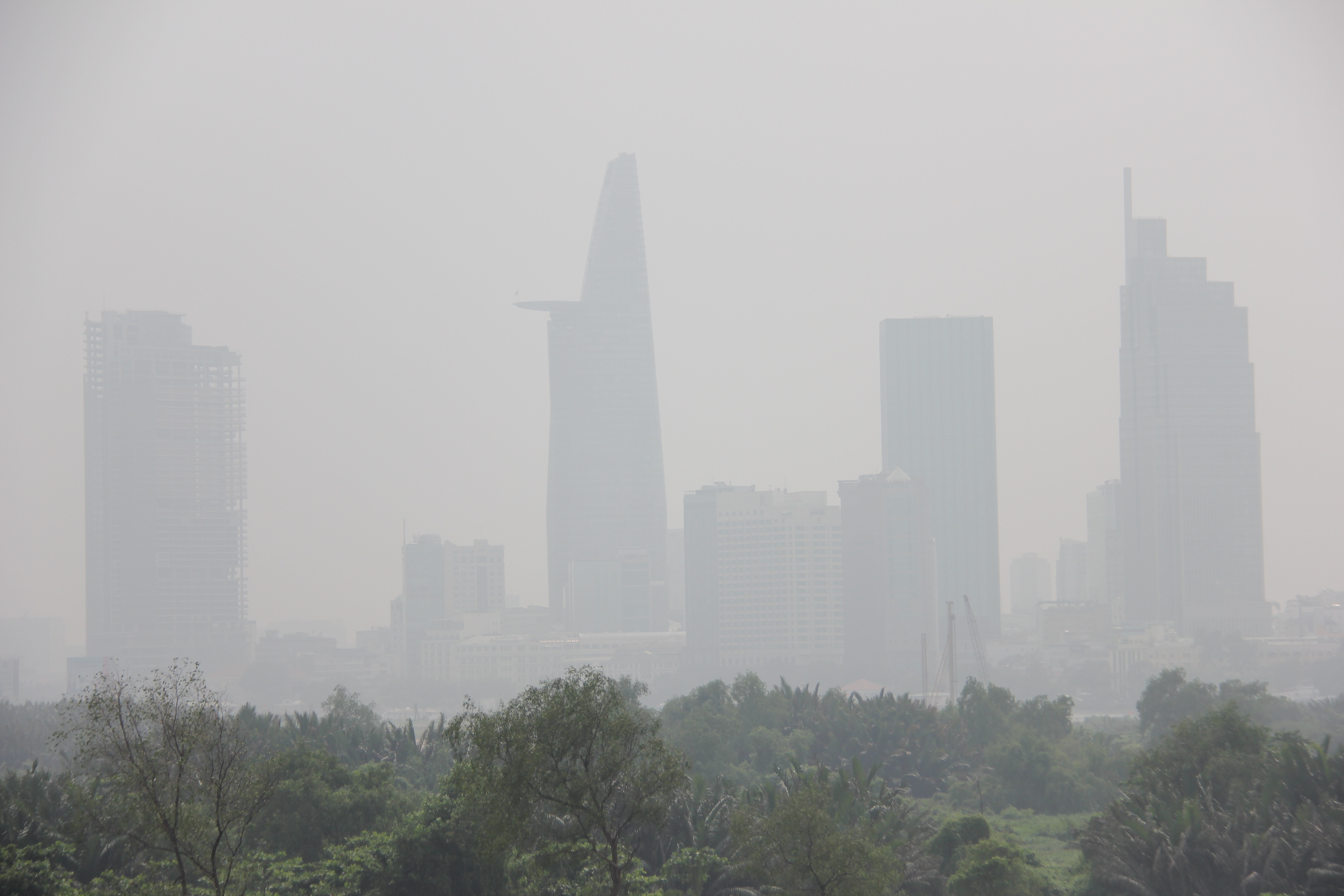 
Những công trình, toà nhà cao tầng ở trung tâm Sài Gòn như biến mất sau lớp mù khô dày đặc suốt cả ngày 6/10.
