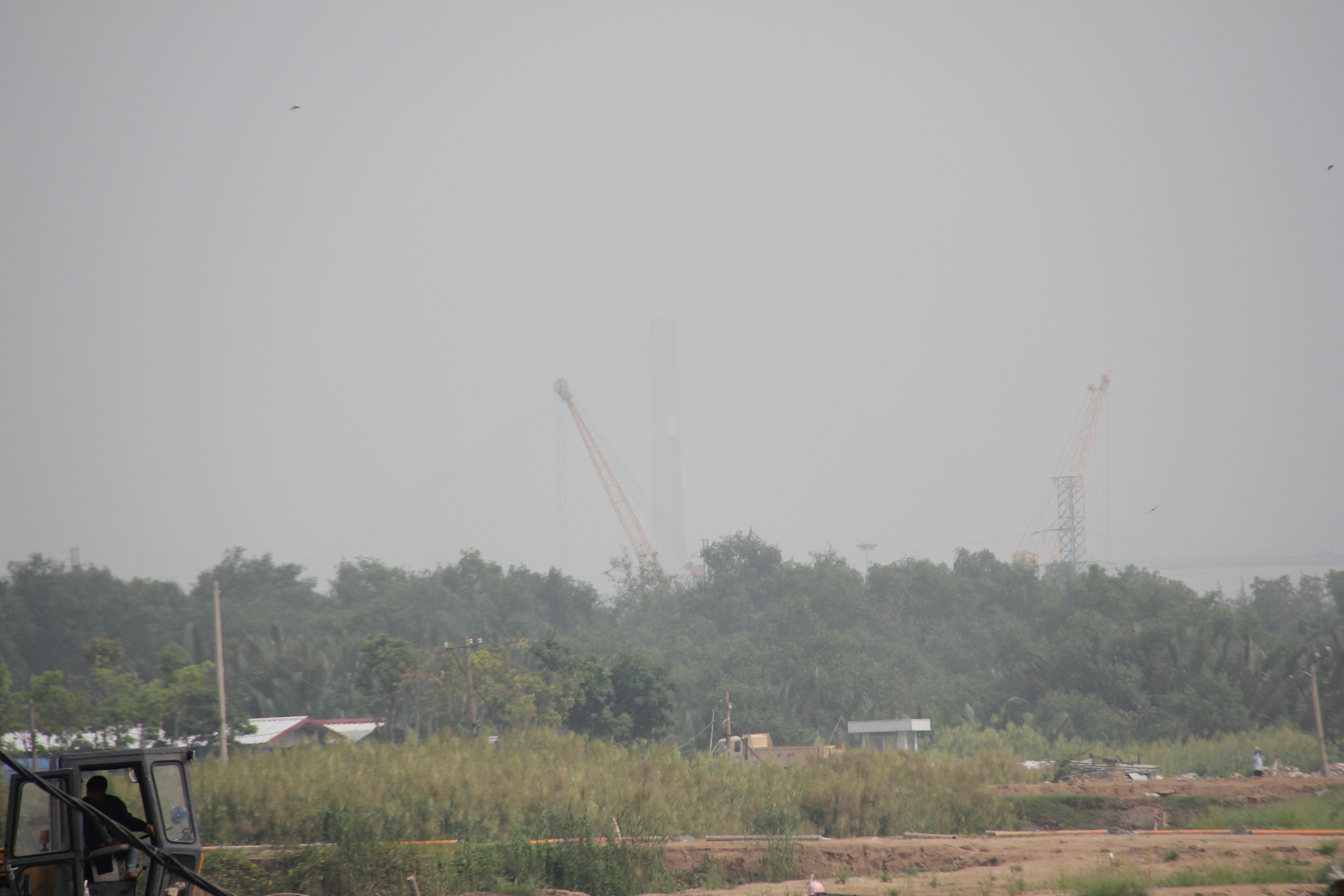 
Cầu Phú Mỹ, cây cầu biểu tượng ở Sài Gòn biến mất sau lớp màn mù khô.
