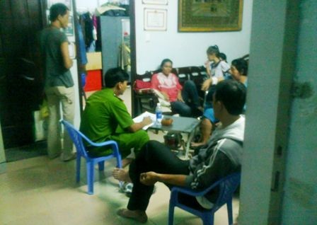 Người đàn ông rơi từ giếng trời chung cư, tử vong - 1 Cơ quan công an đang ghi lời khai các nhân chứng để làm rõ 1 vụ té chung cư Mỹ Kim, phường Hiệp Bình Chánh, quận Thủ Đức tử vong.