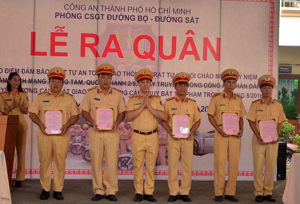 Trung tá Huỳnh Trung Phong (người đứng thứ 3 từ trái sang) trong dịp trao khen thưởng cho các tập thể, cá nhân xuất sắc thuộc PC67, Công an TPHCM.