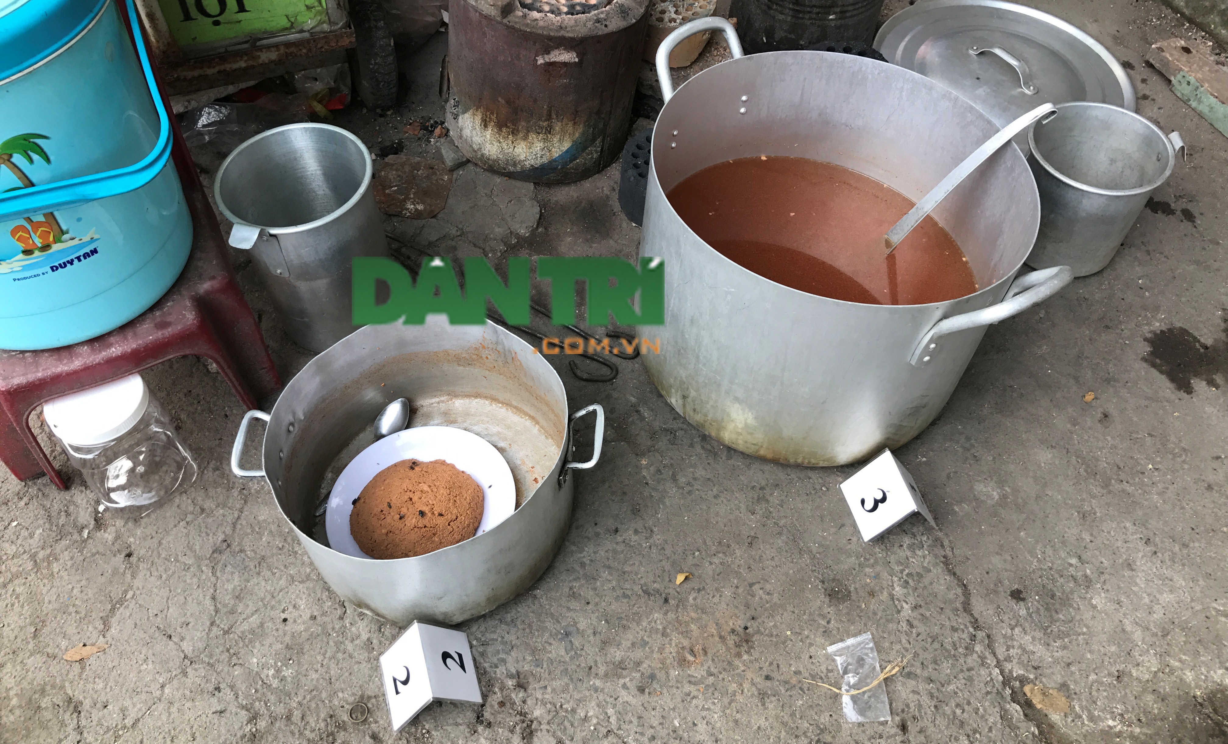Nghi án 1 phụ nữ bỏ thuốc diệt chuột vào nồi bún riêu để “triệt” đối thủ - 4
Nồi bún riêu bị nghi can Đ. bỏ chất lạ vào và vụ việc đã được camera an ninh ghi lại.