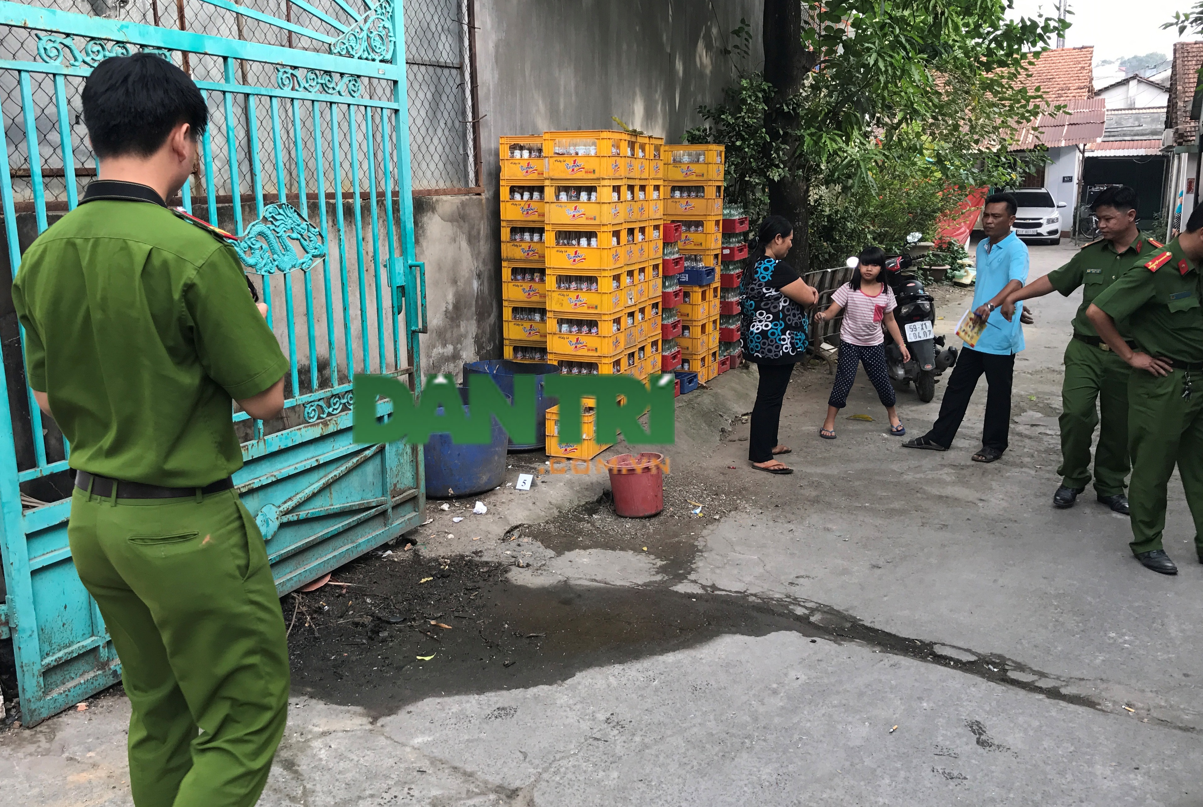 Nghi án 1 phụ nữ bỏ thuốc diệt chuột vào nồi bún riêu để “triệt” đối thủ - 3 Cơ quan điều tra đang tiến hành khám nghiệm hiện trường.