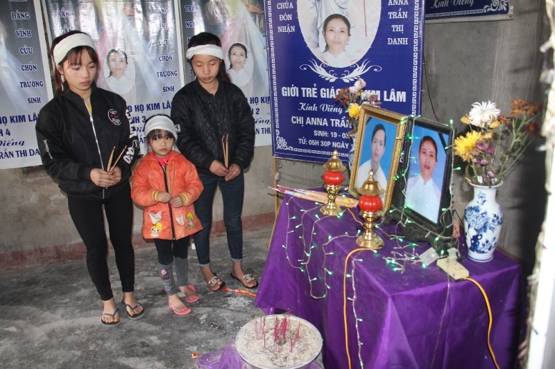 Ba chị em Trang bên di ảnh của bố và mẹ