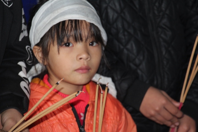 Linh năm nay mới 6 tuổi, em còn quá nhỏ để hiểu được chuyện gì đã xảy ra với gia đình mình...