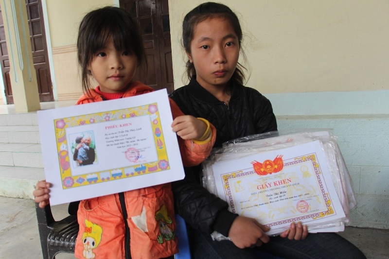 Hiền và Linh đều chăm ngoan học giỏi và đều nhận được giấy khen của trường