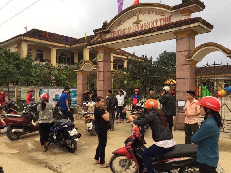 Hai đối tượng đột nhập trường học bắt cóc trẻ em không thành? - 1 Rất nhiều phụ huynh tập trung trước cổng Trường Mầm non Kỳ Thư khi biết thông tin về vụ việc