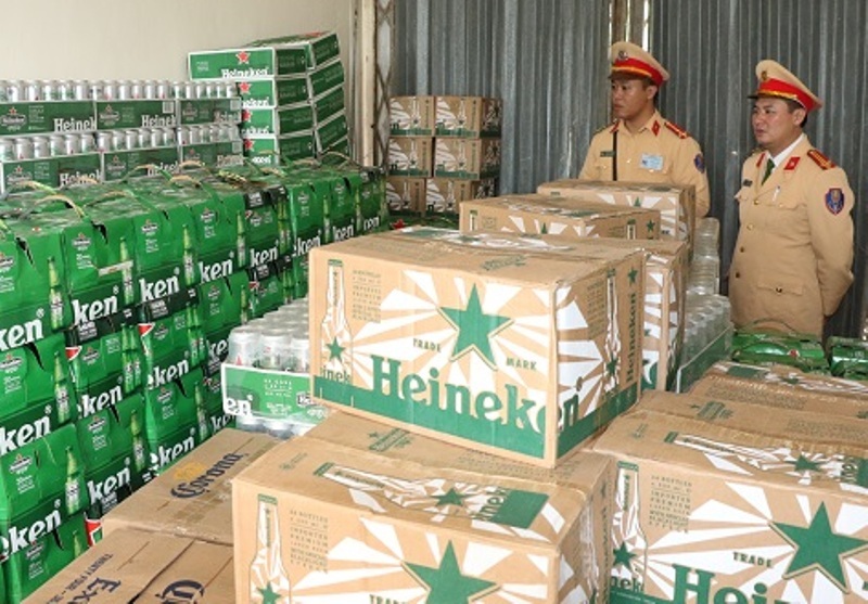 Buôn lậu, gian lận thương mại “nóng” dịp cuối năm - 2 Một lượng lớn bia Heineken không có giấy tờ bị thu giữ. Ảnh: Văn Hùng