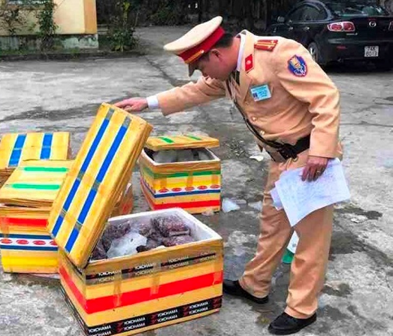 Buôn lậu, gian lận thương mại “nóng” dịp cuối năm - 1 Lực lượng chức năng đang tiến hành lập biên bản số thịt gia cầm không có giấy tờ, không qua kiểm dịch. Ảnh: Văn Hùng