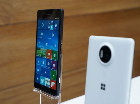 Cận cảnh loạt sản phẩm mới được trình làng của Microsoft - 2 Cạnh bên của Lumia 950 XL là phím nguồn, điều chỉnh âm lượng và phím chụp ảnh