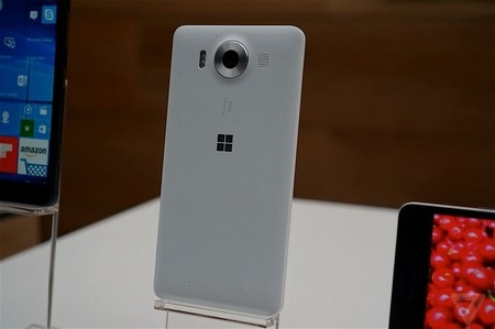 Cận cảnh loạt sản phẩm mới được trình làng của Microsoft - 3 Mặt sau của sản phẩm nổi bật với cụm camera được Microsoft đầu tư mạnh