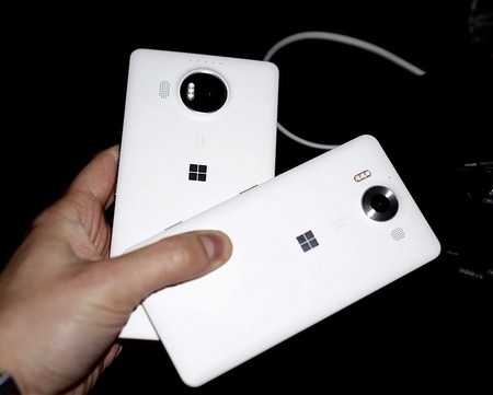 Cận cảnh loạt sản phẩm mới được trình làng của Microsoft - 7 Lumia 950 (phải) và Lumia 950 XL có sự khác biệt về cách bố trí đèn flash và camera ở mặt sau