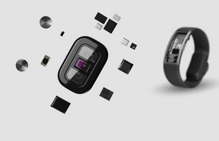 Loạt sản phẩm ấn tượng của Microsoft tại sự kiện 6/10 - 4 Microsoft được tích hợp nhiều cảm biến để theo dõi sức khỏe và quá trình hoạt động của người đeo