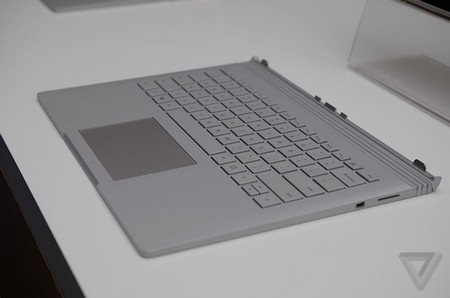 Cận cảnh loạt sản phẩm mới được trình làng của Microsoft - 18 Phần bàn phím của Surface Book được trang bị thêm các cổng kết nối cho sản phẩm