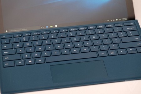 Cận cảnh loạt sản phẩm mới được trình làng của Microsoft - 9 Bàn phím rời được thiết kế lại, tích hợp đèn nền backlit và khoảng cách các phím xa nhau hơn