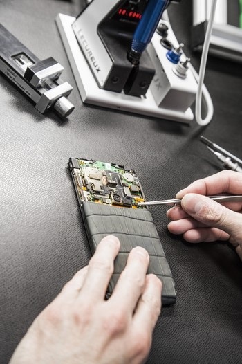 Vertu sụp đổ, "cái chết" được dự báo sớm ở Việt Nam? (P2) - 1
Vertu hướng đến sự xa xỉ thông qua các chất liệu, cách chế tác tỉ mỉ của những bàn tay nghệ nhân.
