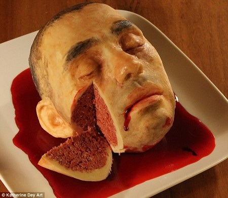 Những chiếc bánh kem khiến thực khách... "nhìn muốn xỉu" - 1 Một chiếc bánh có hình dáng đầu người được trang trí như máu