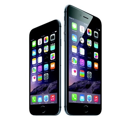 Sau khi ra mắt iPhone 5S nâng cấp nhẹ từ iPhone 5, Apple lại tiếp tục ra mắt một phiên bản iPhone hoàn toàn mới, đó là bộ đôi iPhone 6 và iPhone 6 Plus. Đây là lần đầu tiên iPhone sở hữu màn hình 4,7-inch và kích cỡ lên đến 5,5-inch, điều mà lúc còn sống Steve Jobs đã từng chế giễu khi cho rằng không ai mua smartphone màn hình cỡ lớn. Bộ đôi iPhone mới cũng được thay đổi trong thiết kế khi sở hữu các cạnh bo tròn thay vì phẳng như trước đây. Cấu hình bên trong của sản phẩm cũng được tập trung thay đổi và nâng cấp so với phiên bản trước.