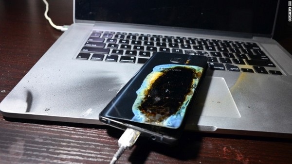 Galaxy Note7 phiên bản sửa lỗi vẫn phát nổ khi sạc pin - 1 Hình ảnh chiếc Galaxy Note7 của Hui bị cháy khi đặt trên MacBook khiến chiếc laptop bị liên lụy