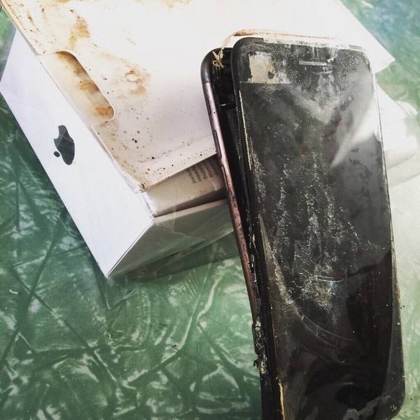 Hình ảnh chiếc iPhone 7 bị phát nổ ngay trong vỏ hộp đựng