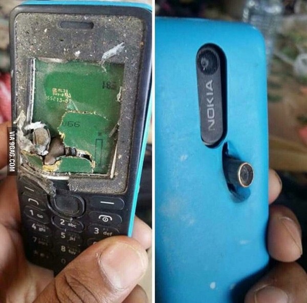 Điện thoại Nokia đỡ đạn cứu mạng chủ nhân - 1 Chiếc điện thoại Nokia 301 với viên đạn còn mắc kẹt trong lớp vỏ