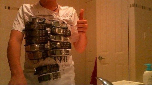 Điện thoại Nokia đỡ đạn cứu mạng chủ nhân - 2 Một bức ảnh chế áo chống đạn được tạo nên từ những chiếc điện thoại cơ bản của Nokia, cho thấy độ bền của những chiếc điện thoại này